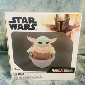 Star Wars , The Mandalorian Salt and Pepper Shaker